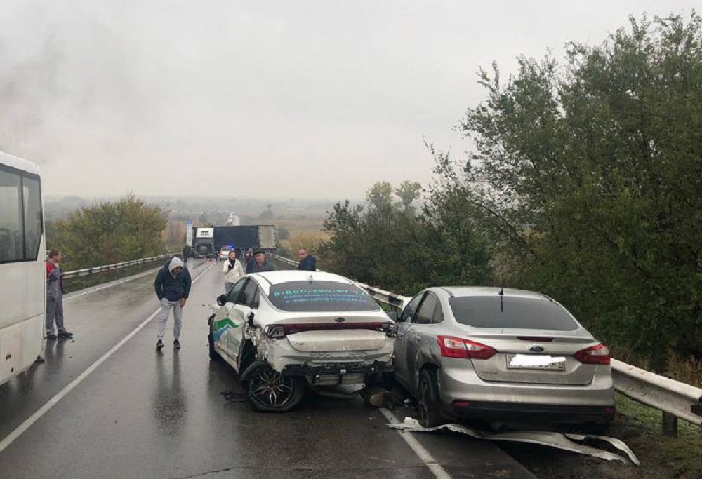 Ростов шахты на машине. Авария в городе Шахты на Артеме. ДТП трасса Дон м4 Краснодарский край.