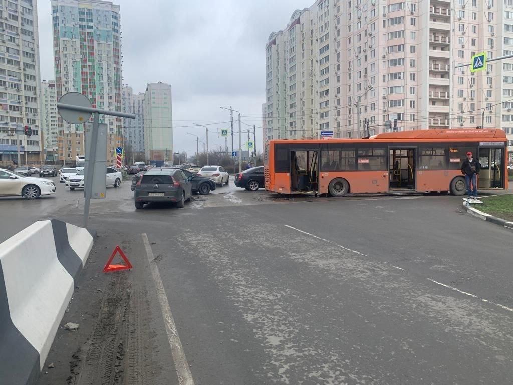 В Ростове водитель автобуса с пассажирами протаранил иномарку |  Еженедельная общественно-политическая газета Боковского района Ростовской  области