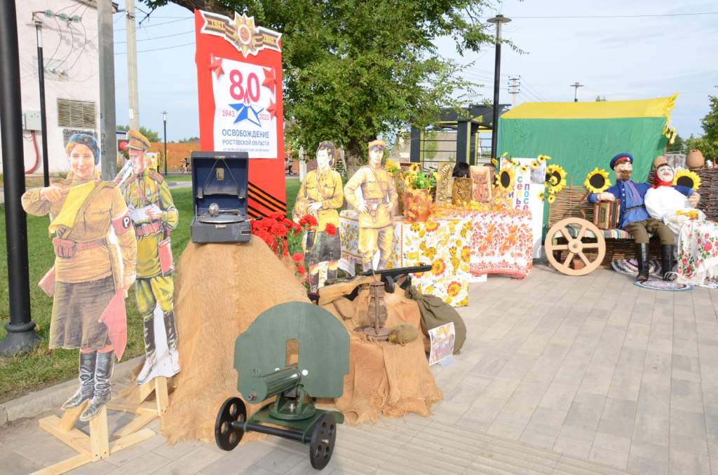 День станицы ярославской. Парад колясок идеи. Парад колясок танк. Рыночная площадь в Выборге сувениры.