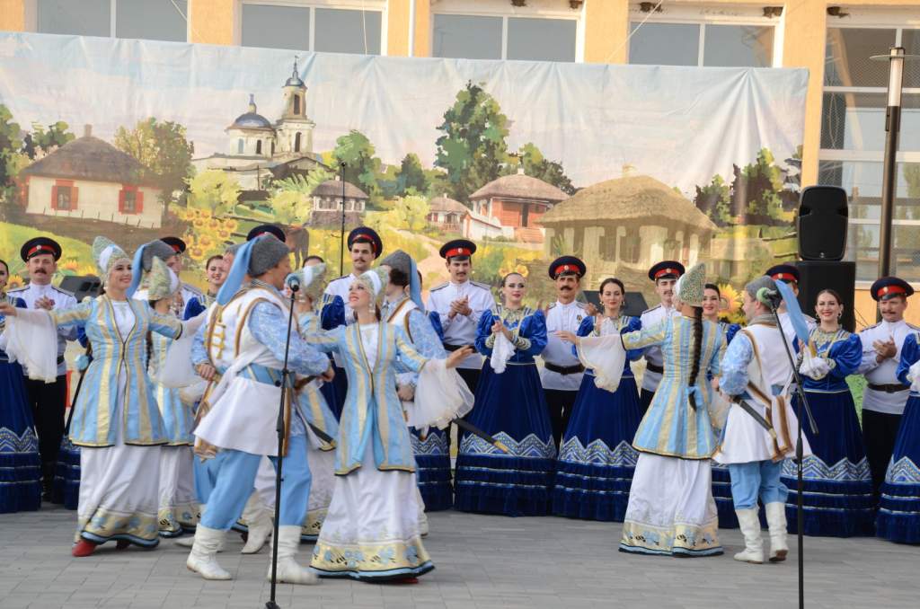 Станица Вешенская концерт. Станица Вешенская фестиваль. Ярмарка в Вешенской.