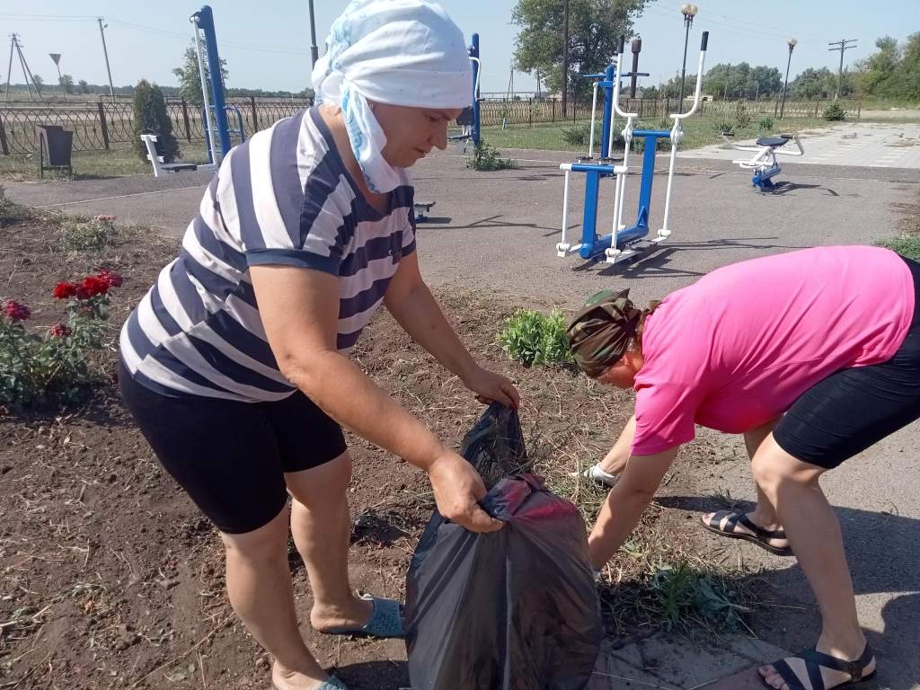 Субботник прошел в хуторе Верхнечирском | 07.07.2024 | Боковская -  БезФормата